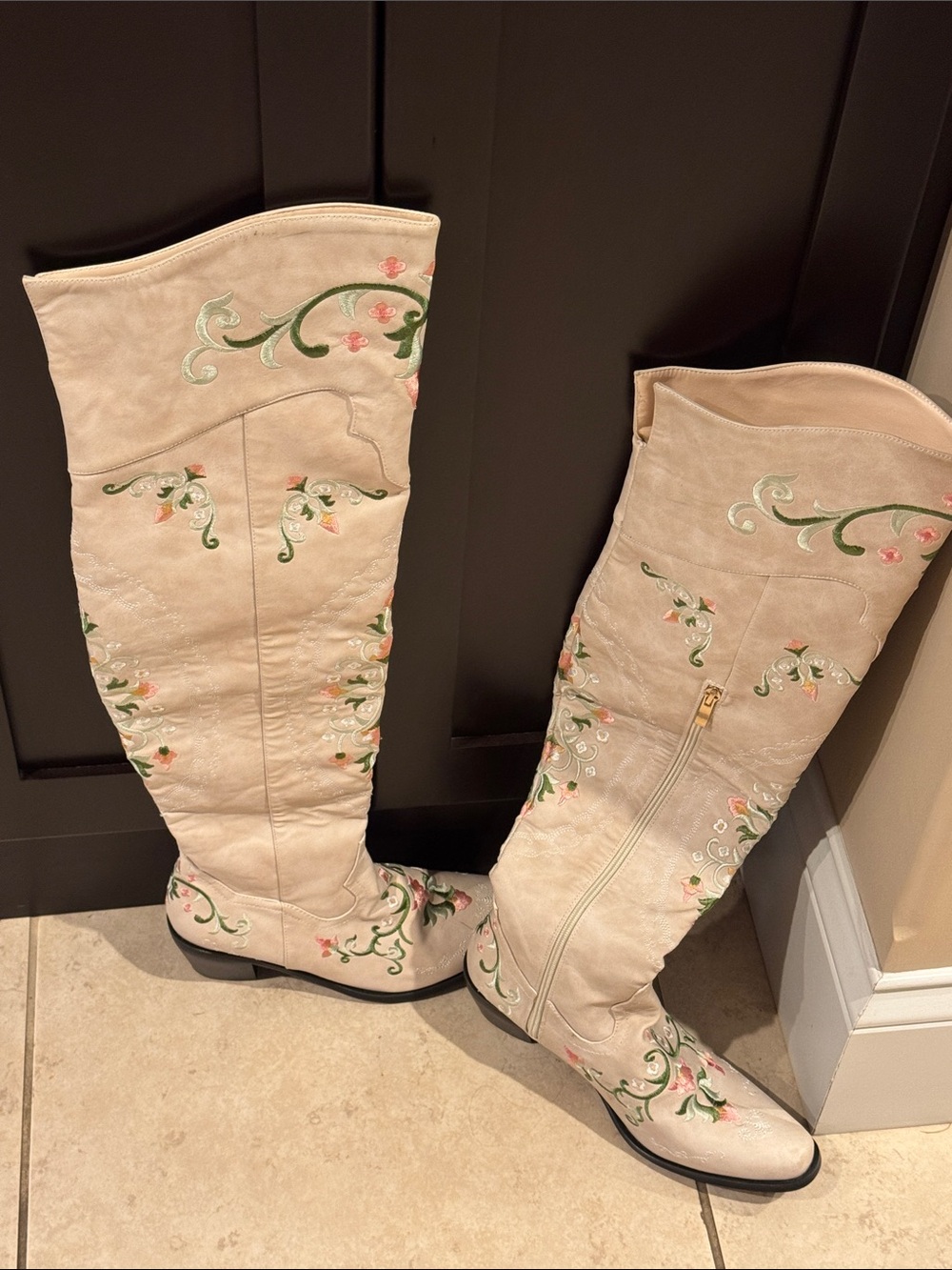 Embroidered Cream Floral Knee-High Women's Fashion Boots NWOT size 41!